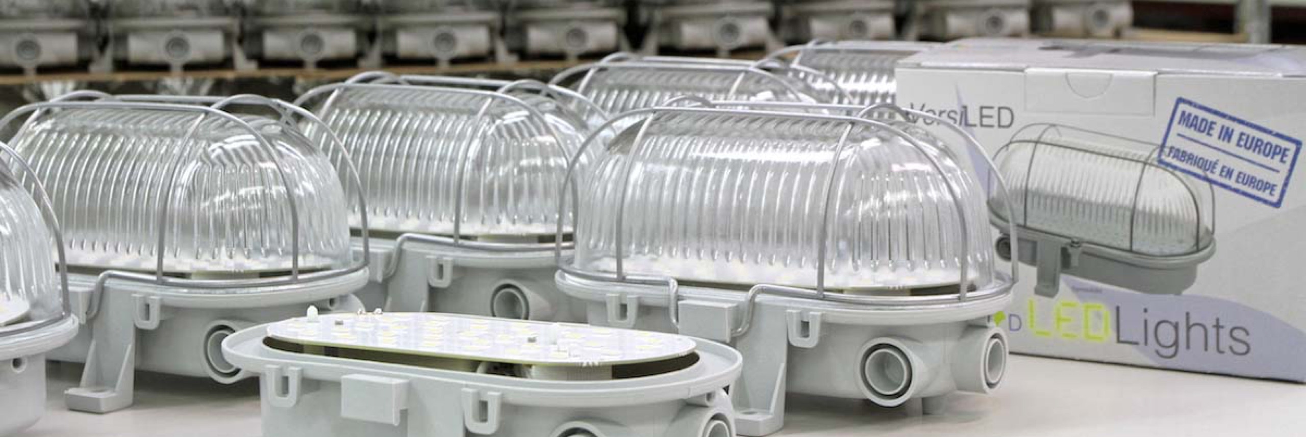 Einige VersiLED in einem Regal